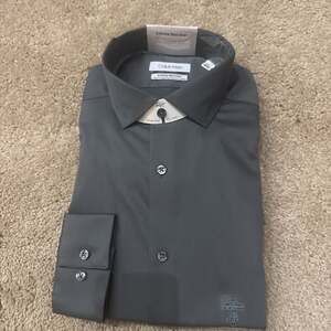 Calvin Klein Men's Slim Fit Non-Iron Herringbone Dress Shirt